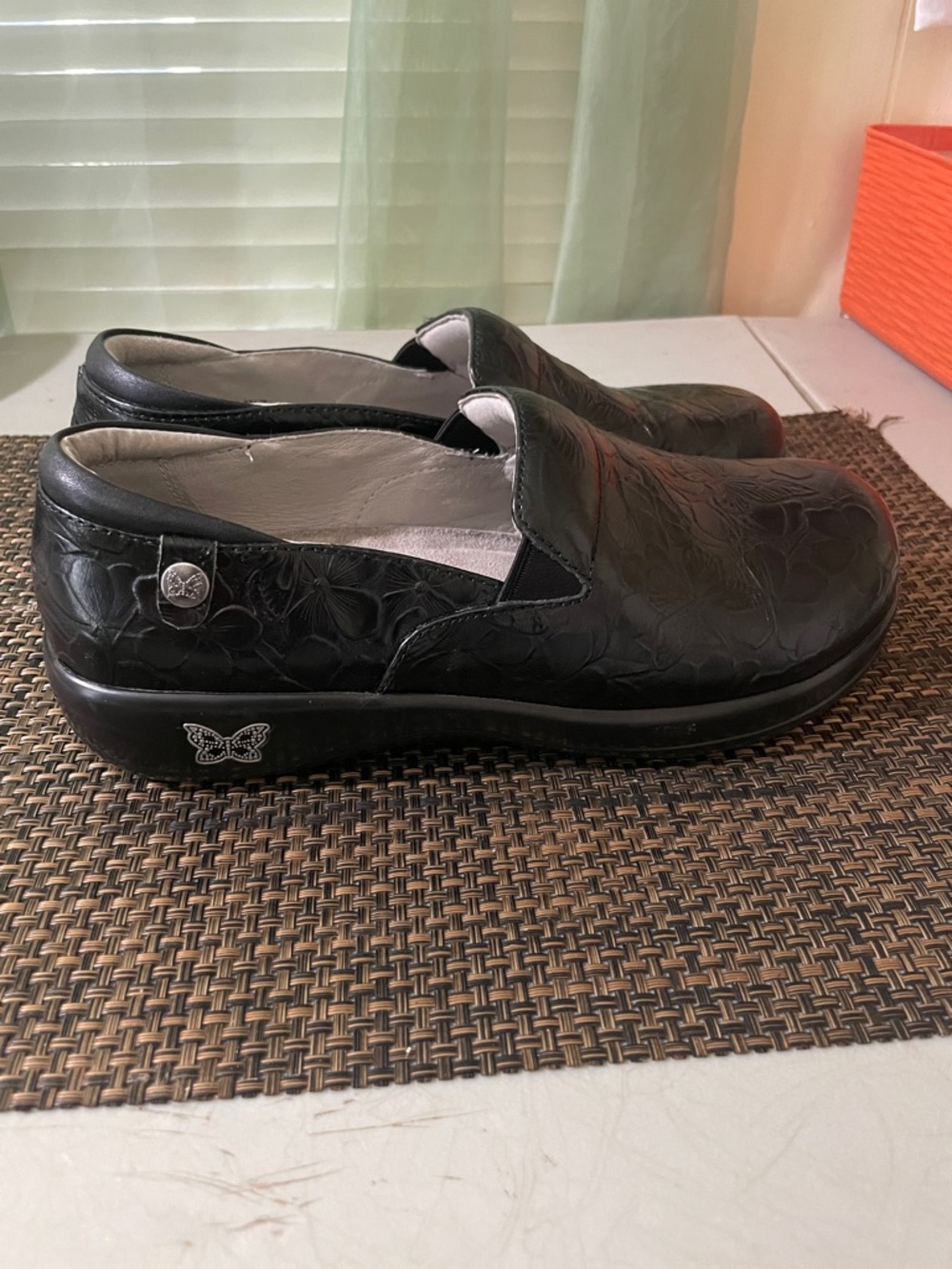 Alegria Women's Keli Professional Clogs in Flutter Black with a stain-resistant